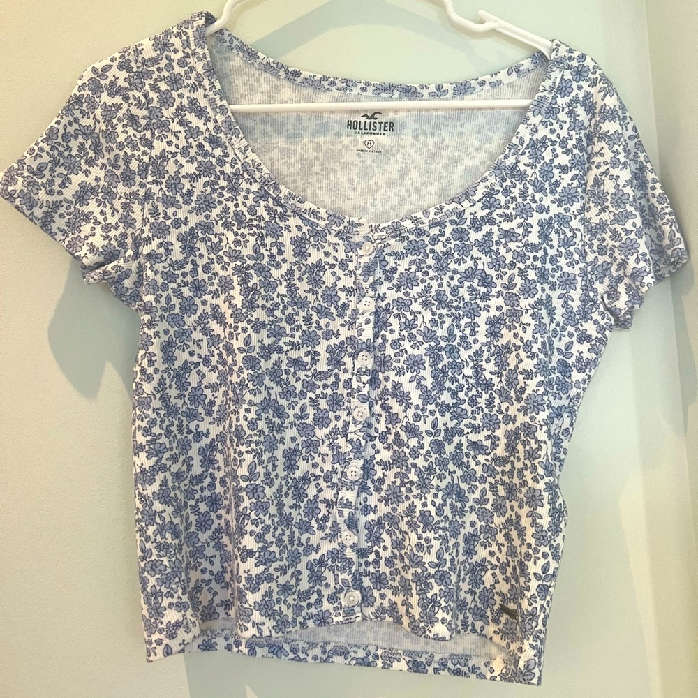 Hollister floral buttoned cropped tee